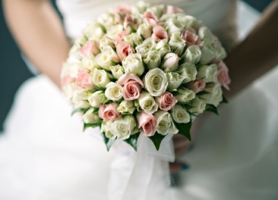 arrange wedding flowers